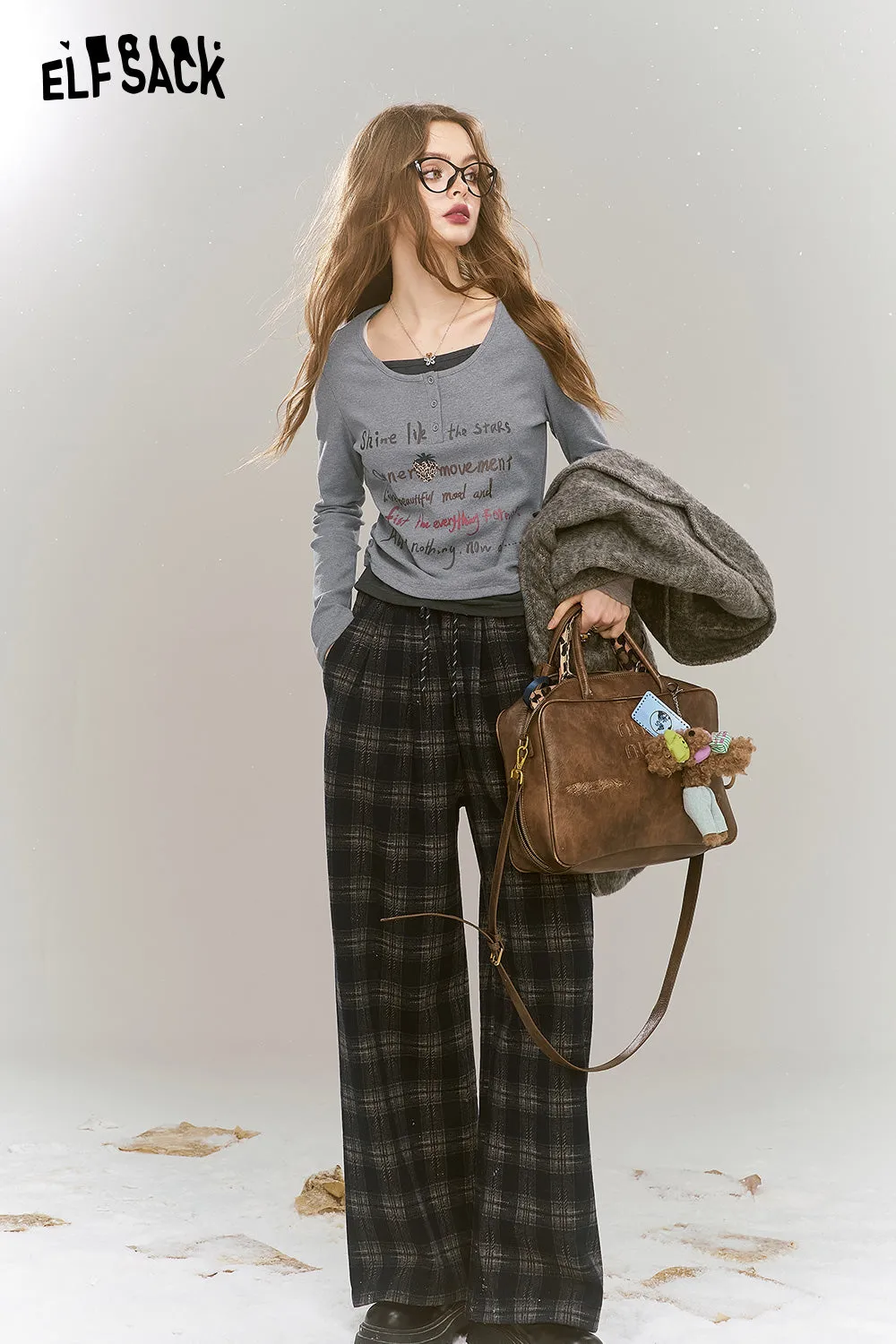 ELFSACK 2024 Winter New Arrivals Casual Versatile Letter Printed Grey Fake Two piece Long Sleeve Slimming T-shirt for Women's Casual Versatile